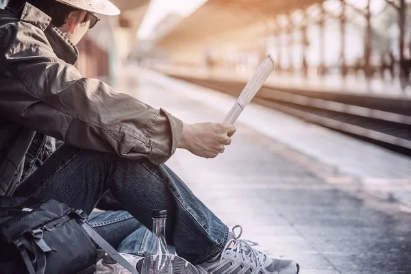 Viajes Hombre Espera Tren Plataforma Personas Vacaciones Estilo Vida Actividades — Foto de Stock