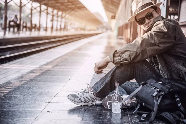 Homem Viagem Espera Trem Plataforma Pessoas Férias Estilo Vida Atividades — Fotografia de Stock