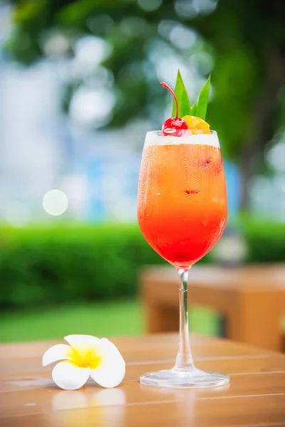 Kokteyl tarifi adı mai tai veya mai tay dünya çapında iyilik kokteyl rom limon suyu orgeat şurubu ve portakal likörü - bahçede çiçek ile tatlı alkol içecek tatil konsepti dinlenmek