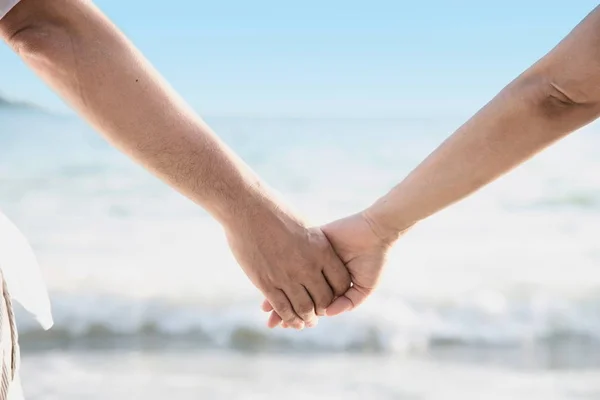 Asiatisches Paar Hält Hand Der Nähe Des Meeres — Stockfoto