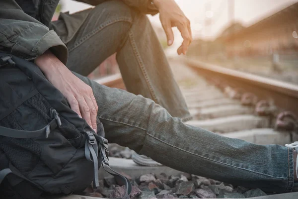 Mann Wartet Auf Zug Bahnsteig Menschen Machen Urlaub Bahnhof Verkehrskonzept — Stockfoto