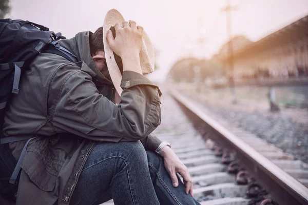 Путешественник Ждет Поезд Перроне Люди Отдыхают Вокзале — стоковое фото