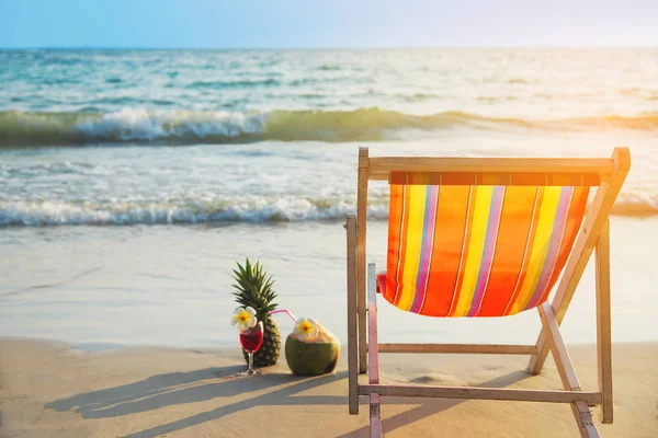 Mavi deniz ve berrak gökyüzü ile temiz kum plajda hindistan cevizi ananas ve kokteyl cam ile plaj sandalyesi relax - deniz doğa arka plan dinlenmek kavramı