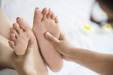 Masözden ayak masajı hizmeti alan kadın el ve ayak yakın - ayak masaj terapisi hizmeti anlayışı nda rahatlayın
