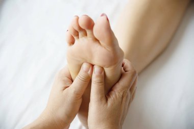 Masözden ayak masajı hizmeti alan kadın el ve ayak yakın - ayak masaj terapisi hizmeti anlayışı nda rahatlayın