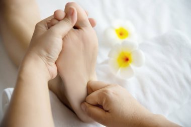 Masözden ayak masajı hizmeti alan kadın el ve ayak yakın - ayak masaj terapisi hizmeti anlayışı nda rahatlayın