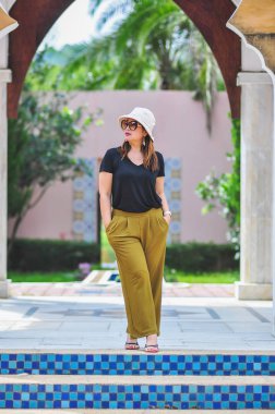 Chiang Mai Tayland 'ın arka planında renkli, modern kostümlü Taylandlı bir kadın. Kuzey Tayland' da güzel yerel çevre konsepti.