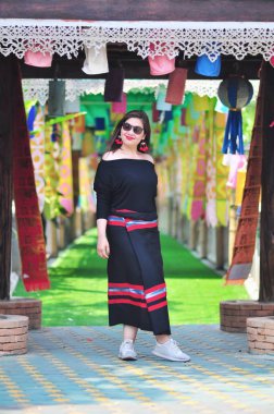 Chiang Mai Lanna Tayland açık turistik yer arka planda renkli kuzey Tay tarzı kostüm Orta yaşlı Tay bayan - kuzey Tayland kadın portre açık güzel yerel çevre konsepti