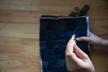 Ahşap masa arka plan üzerinde belirlenen nakış ile elle vintage kadın dikiş bez - insanlar ve el yapımı diy ev işi kavramı