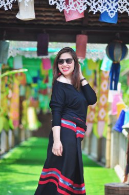 Chiang Mai Lanna Tayland açık turistik yer arka planda renkli kuzey Tay tarzı kostüm Orta yaşlı Tay bayan - kuzey Tayland kadın portre açık güzel yerel çevre konsepti