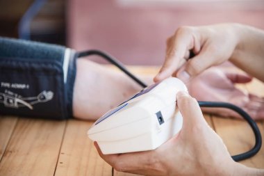 Yaşlı kadın kan basıncı monitör çocuk seti kullanılarak kan basıncı kontrol ediliyor - sağlık tıbbi cihaz seti kavramı olan insanlar