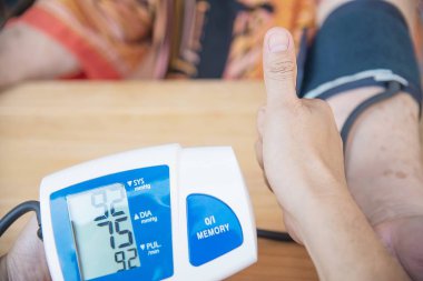 Yaşlı kadın kan basıncı monitör çocuk seti kullanılarak kan basıncı kontrol ediliyor - sağlık tıbbi cihaz seti kavramı olan insanlar