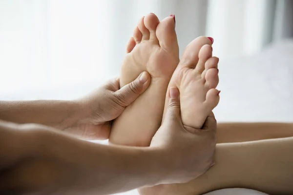 Mulher Recebendo Serviço Massagem Nos Pés Massagista Perto Mão Relaxar — Fotografia de Stock