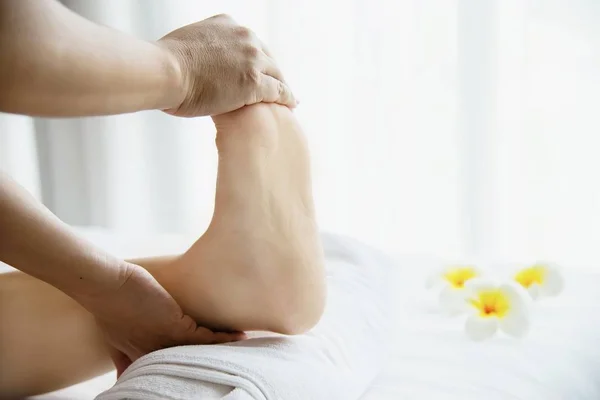 Mulher Recebendo Serviço Massagem Nos Pés Massagista Perto Mão Relaxar — Fotografia de Stock