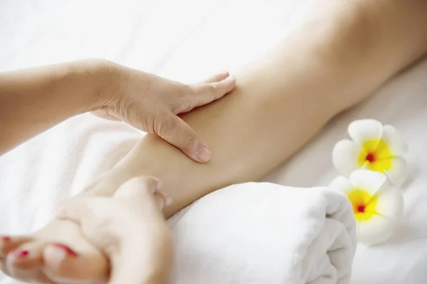 Mulher Recebendo Serviço Massagem Nos Pés Massagista Perto Mão Relaxar — Fotografia de Stock