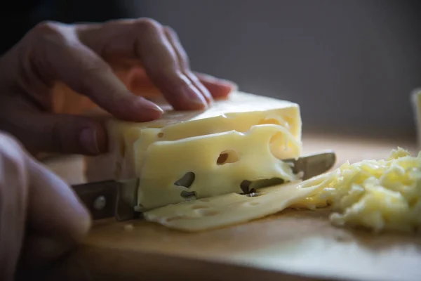 Mulher Cortar Queijo Fatia Para Cozinhar Usando Faca Cozinha Pessoas — Fotografia de Stock