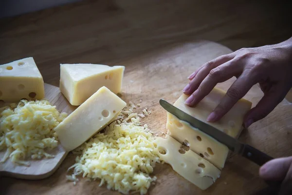 Frau Schneidet Scheibenkäse Für Koch Mit Messer Der Küche Leute — Stockfoto