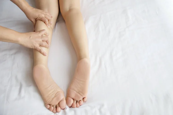 Mulher Recebendo Serviço Massagem Nos Pés Massagista Perto Mão Relaxar — Fotografia de Stock