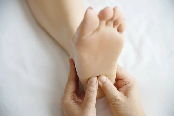 Mulher Recebendo Serviço Massagem Nos Pés Massagista Perto Mão Relaxar — Fotografia de Stock