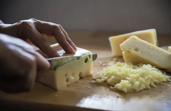 Mulher Cortar Queijo Fatia Para Cozinhar Usando Faca Cozinha Pessoas — Fotografia de Stock