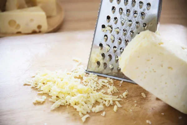 Mulher Preparando Queijo Para Cozinhar Usando Ralador Queijo Cozinha Pessoas — Fotografia de Stock