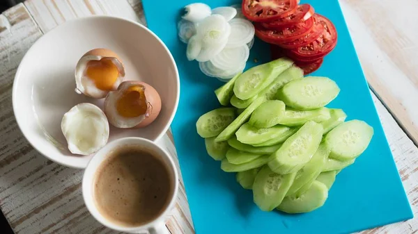 Telur Rebus Dengan Salad Mentimun Segar Dan Cangkir Kopi Sarapan — Stok Foto