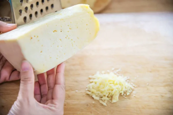 Žena Připravuje Sýr Vaření Použití Struhadlo Kuchyni Lidé Kteří Dělají — Stock fotografie