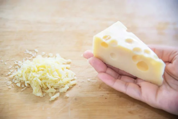 Frau Bereitet Käse Für Den Koch Mit Käsereibe Der Küche — Stockfoto