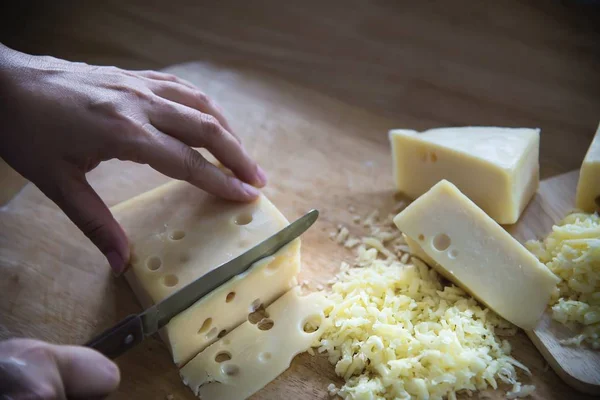 Žena Nakrájejí Sýr Vaření Nožem Kuchyni Lidé Kteří Dělají Potraviny — Stock fotografie