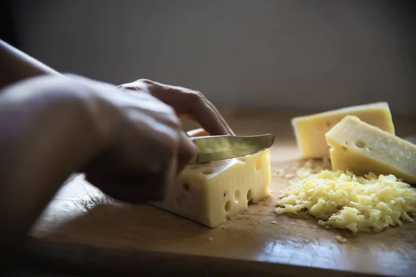 Žena Nakrájejí Sýr Vaření Nožem Kuchyni Lidé Kteří Dělají Potraviny — Stock fotografie