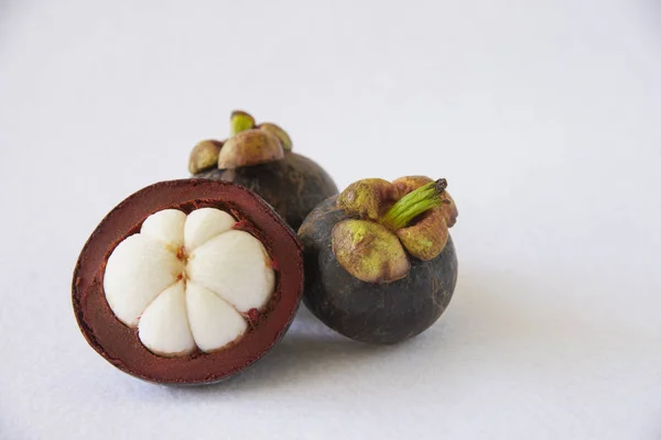 マンゴスティーンタイの人気の果物 厚い赤褐色のリンドの中に肉の甘いジューシーな白いセグメントとトロピカルフルーツ — ストック写真