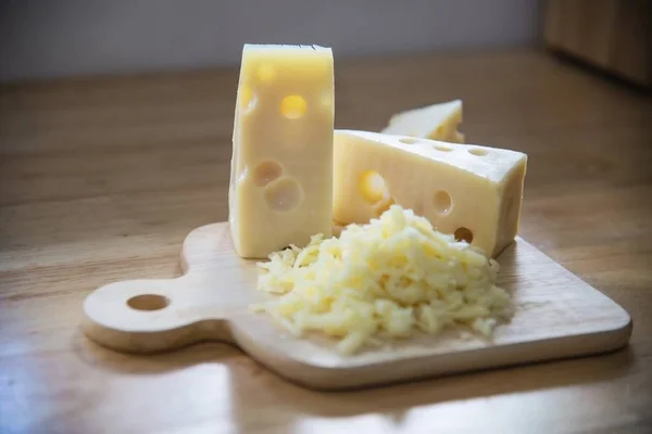 厨房里美丽的奶酪 奶酪食品准备概念 — 图库照片