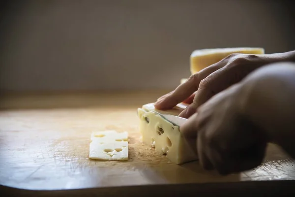 Vrouw Gesneden Segment Kaas Voor Cook Met Behulp Van Mes — Stockfoto