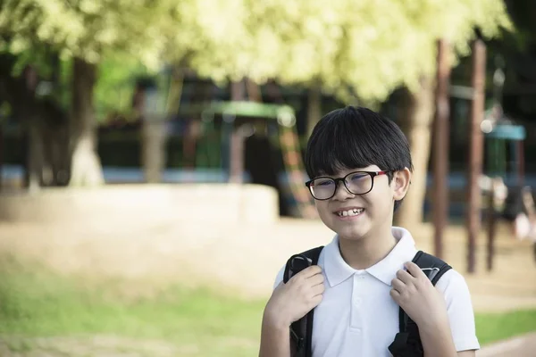 若いアジアのタイの男の子は学校に行って幸せ 子供たちは学校の概念に戻って — ストック写真