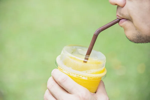 Manusia Minum Mangga Berwarna Jingga Kebun Hijau Rileks Orang Dengan — Stok Foto