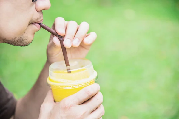 Manusia Minum Mangga Berwarna Jingga Kebun Hijau Rileks Orang Dengan — Stok Foto