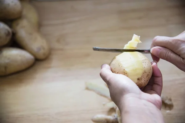 台所で食べ物を準備する新鮮なジャガイモを調理する人々 ポテト調理コンセプト — ストック写真