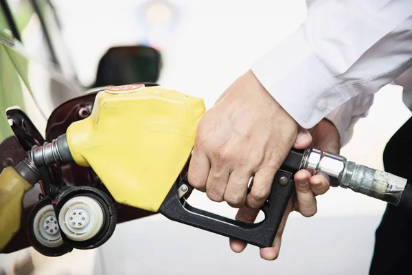 Человек Заправляющий Свою Машину Бензином Заправке — стоковое фото