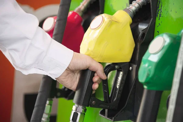 Homem Colocando Gasolina Combustível Seu Carro Posto Gasolina Bomba — Fotografia de Stock