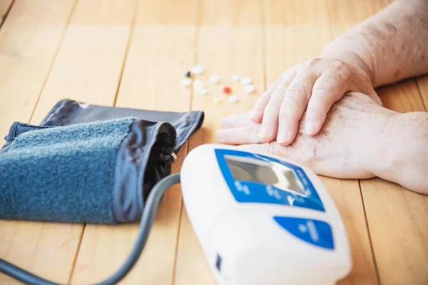 Old Lady Being Checked Blood Pressure Using Blood Pressure Monitor — Stock Photo, Image