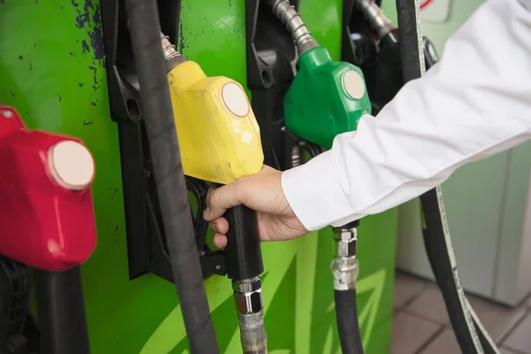 Hombre Poniendo Gasolina Coche Una Gasolinera — Foto de Stock