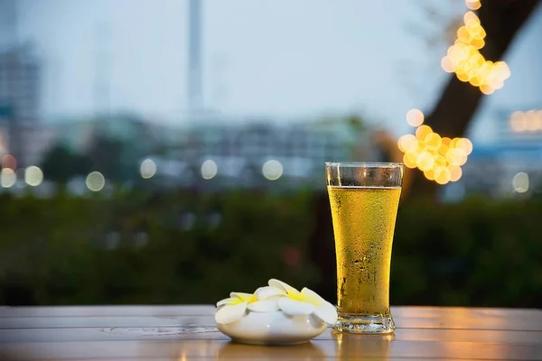 黄昏时分的酷啤酒杯 在花园概念中用啤酒放松 — 图库照片