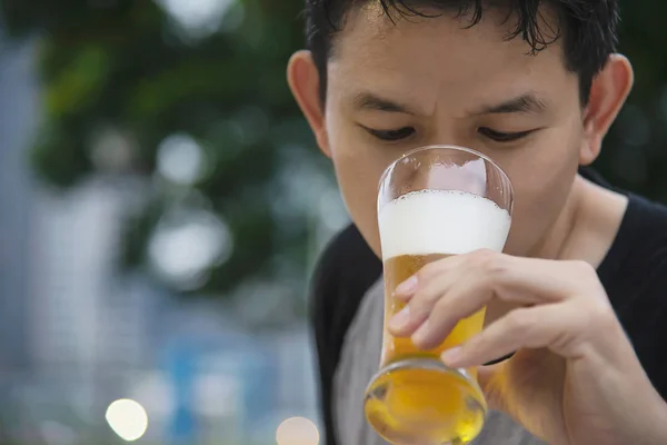 Asiatico Uomo Bere Birra Verde Giardino Ristorante Gente Rilassarsi Godere — Foto Stock