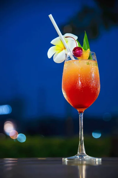Kokteyl tarifi adı mai tai veya mai thai dünya çapında iyilik kokteyl rom limon suyu orgeat şurubu ve portakal likörü dahil - alacakaranlık tatil anlayışı çiçek ile tatlı alkol içecek