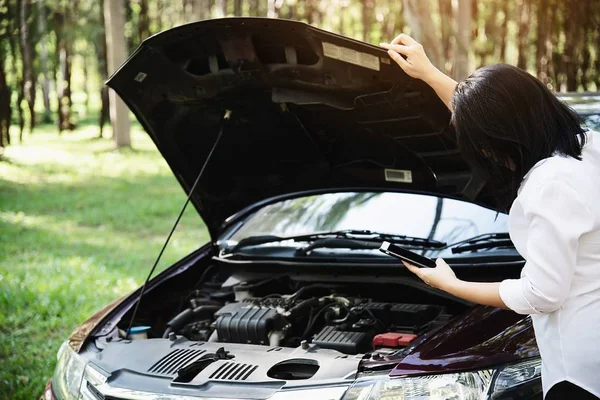 Asiatin Ruft Reparatur Oder Versicherungspersonal Ein Motorproblem Auf Einer Lokalen — Stockfoto