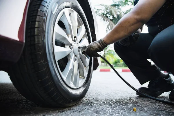 Técnico Inflar Neumático Del Coche Servicio Mantenimiento Del Coche Concepto —  Fotos de Stock