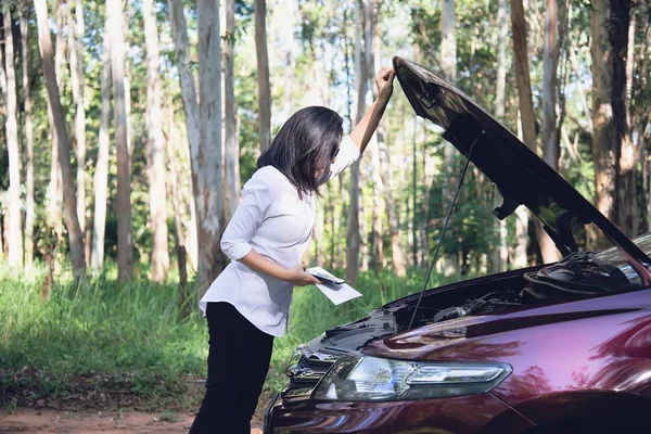 アジアの女性は 地元の道路上の車のエンジンの問題を修正するために修理工や保険スタッフを呼び出す 車の問題輸送コンセプトを持つ人々 — ストック写真