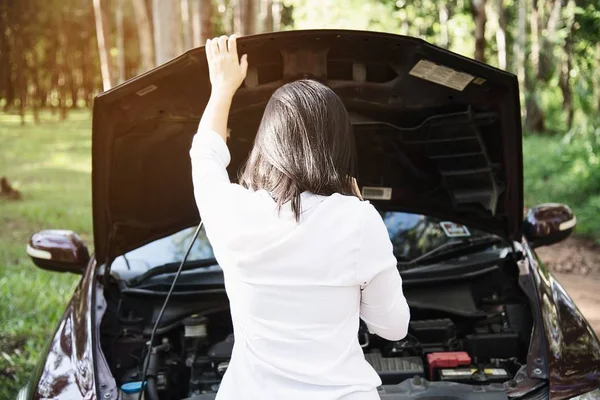 アジアの女性は 地元の道路上の車のエンジンの問題を修正するために修理工や保険スタッフを呼び出す 車の問題輸送コンセプトを持つ人々 — ストック写真