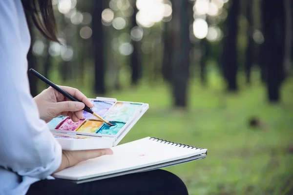 Relax kadın yeşil bahçe orman doğada su rengi sanat çalışmaları boyama - doğa stres azaltma ve meditasyon kavramı yaratıcı sanat ile insanlar 