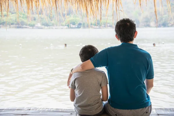 Glücklicher Vater Und Sohn Urlaub Wasserstandort Natur Glückliches Familienurlaubskonzept — Stockfoto